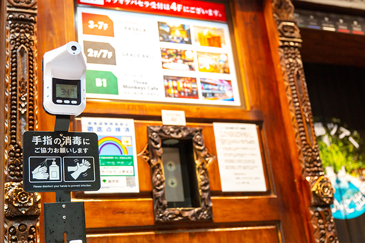 店内にはアルコールボトルを設置しております。ご自由にご利用ください。