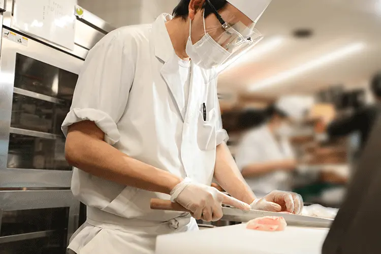 ビニール手袋を着用し調理・盛り付け等を行っております。