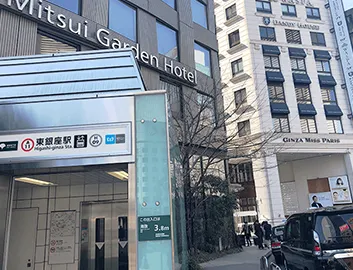 後方に「ミレニアム 三井ガーデンホテル 東京」が見えますので、向かって右側「GINZA MISS PARIS」のビルへ進んでください。