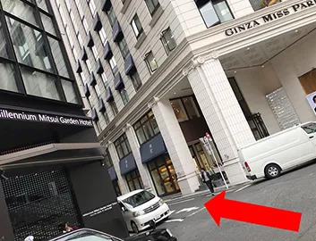 「ミレニアム 三井ガーデンホテル 東京」と「GINZA MISS PARIS」の間の路地をお入りください。