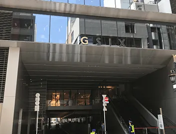 GINZA SIXにぶつかるので、左折してください。