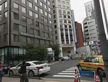 「ミレニアム 三井ガーデンホテル 東京」が見えますので、向かって右側「GINZA MISS PARIS」のビルへ進んでください。