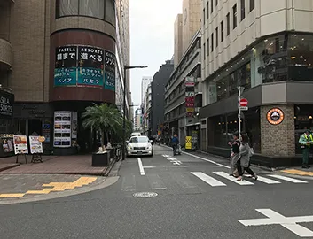 前方一つ目の路地「みゆき通り」を挟んで左手にありますウォールビル 1Fが「パセラリゾーツ銀座店」 総合受付にてコンシェルジュがご案内致します!