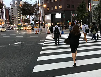 「ミレニアム 三井ガーデンホテル 東京」が見えますので、向かって右側「GINZA MISS PARIS」のビルへ進んでください。