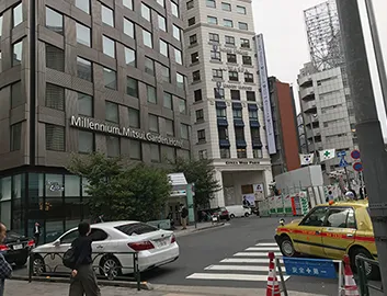 「ミレニアム 三井ガーデンホテル 東京」さんが見えますので、向かって右側「GINZA MISS PARIS」さんのビルへ進んでください。