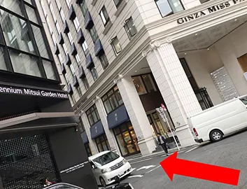 「ミレニアム 三井ガーデンホテル 東京」と「GINZA MISS PARIS」の間の路地をお入りください。