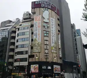 劇場通りとトキワ通りの十字路の角にある、こちらが『パセラリゾーツ池袋西口店』です。