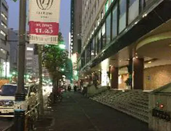 六本木のパーティースポット「ロアビル」も通り過ぎて信号渡ればもう目の前！徒歩0分 約0m