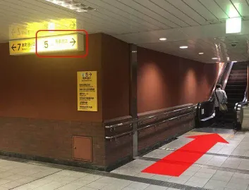 みなとみらい線 馬車道駅5番出口を出てまっすぐ歩きます。