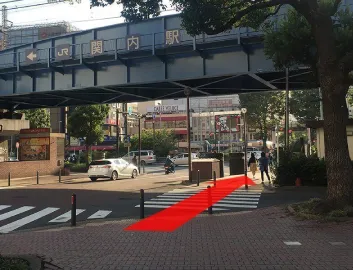 しばらくまっすぐ歩くとJR線の高架が見えてくるので、そのまま潜ります。
