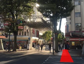伊勢佐木モール(商店街)が見えてくるのでそのまま、まっすぐに進みます。