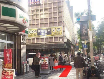 左手にサンクス(コンビニ)が見えたら左折です。