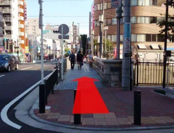 湘南しんきんを右手に真っ直ぐ進みます。