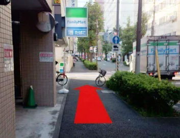ファミリーマートが左手に見えるのでそのまま真っ直ぐ進みます。