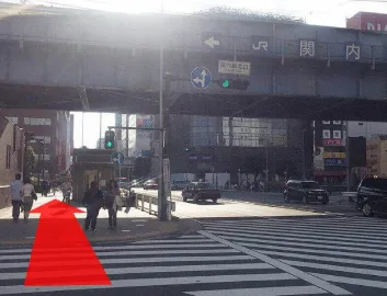 左手にJRの関内駅が見えてきます。そのままJR線の高架下をくぐり真っ直ぐ進みます。