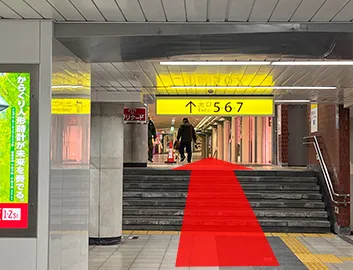 スロープを上り真っすぐ進んでください。