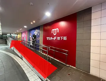 真っすぐ進んでください。