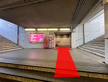 真っすぐ進んでください。