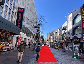 真っすぐ進んでください。